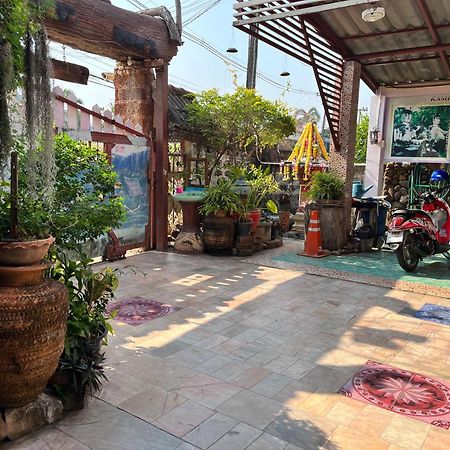Three J Guesthouse Kamphaeng Phet Exteriör bild