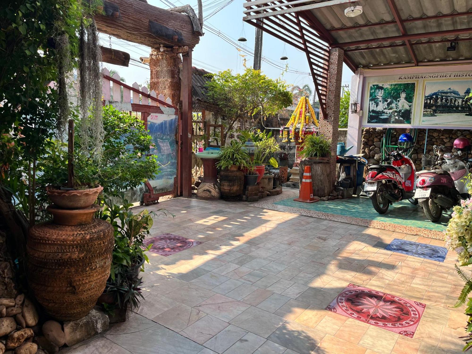 Three J Guesthouse Kamphaeng Phet Exteriör bild