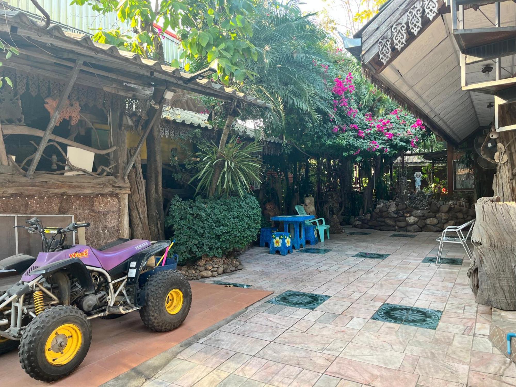 Three J Guesthouse Kamphaeng Phet Exteriör bild