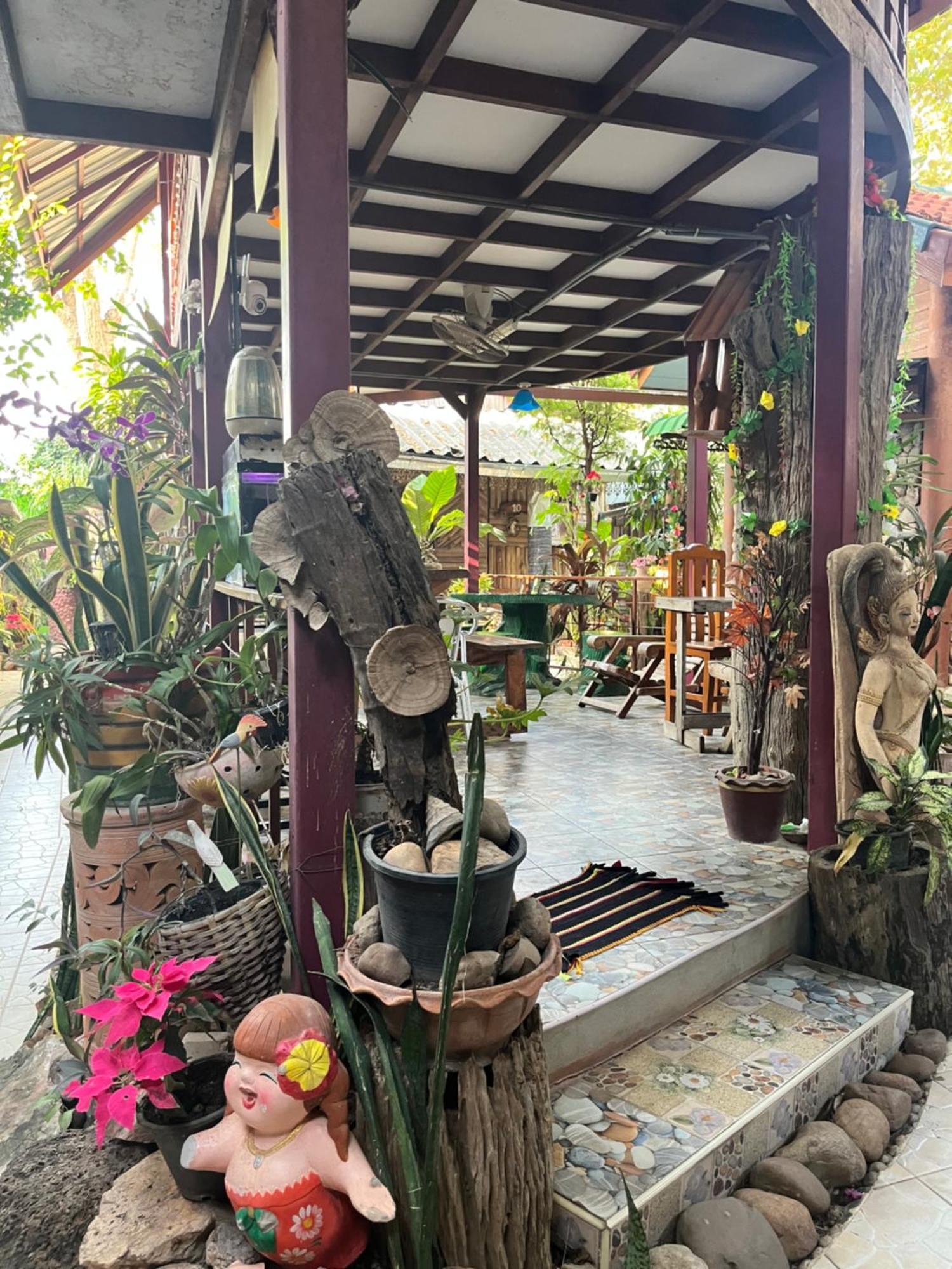 Three J Guesthouse Kamphaeng Phet Exteriör bild