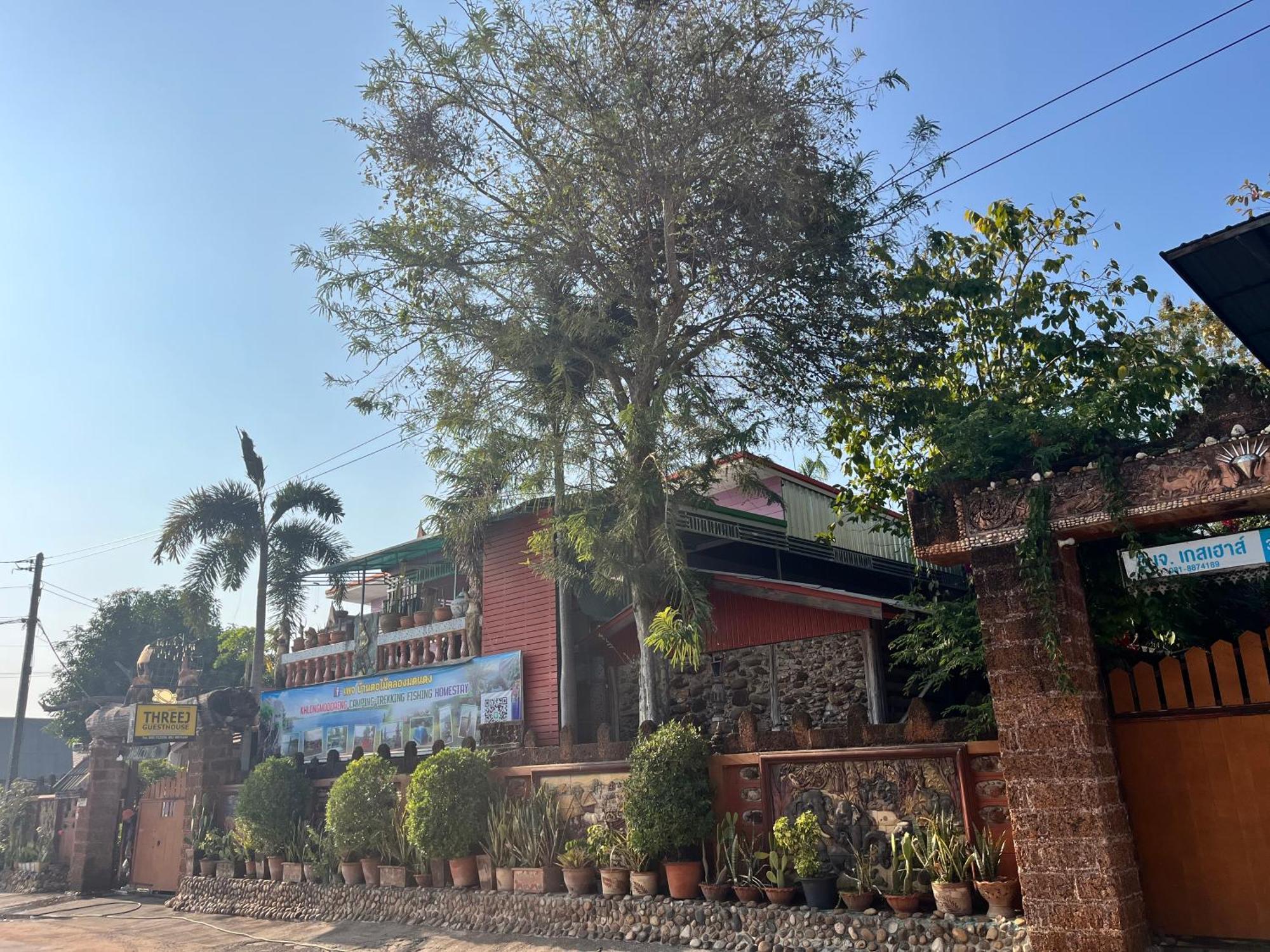 Three J Guesthouse Kamphaeng Phet Exteriör bild