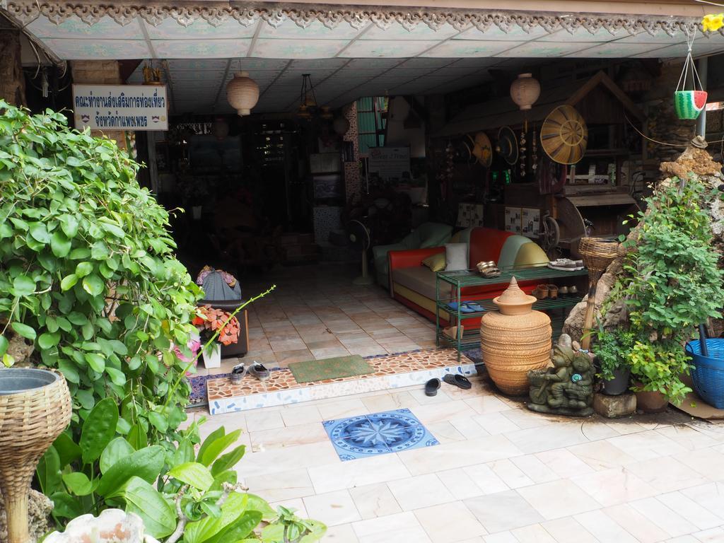 Three J Guesthouse Kamphaeng Phet Exteriör bild