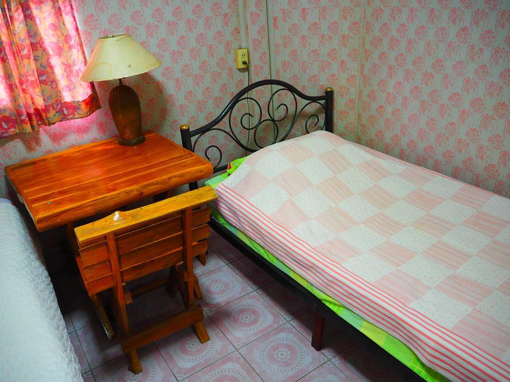 Three J Guesthouse Kamphaeng Phet Exteriör bild