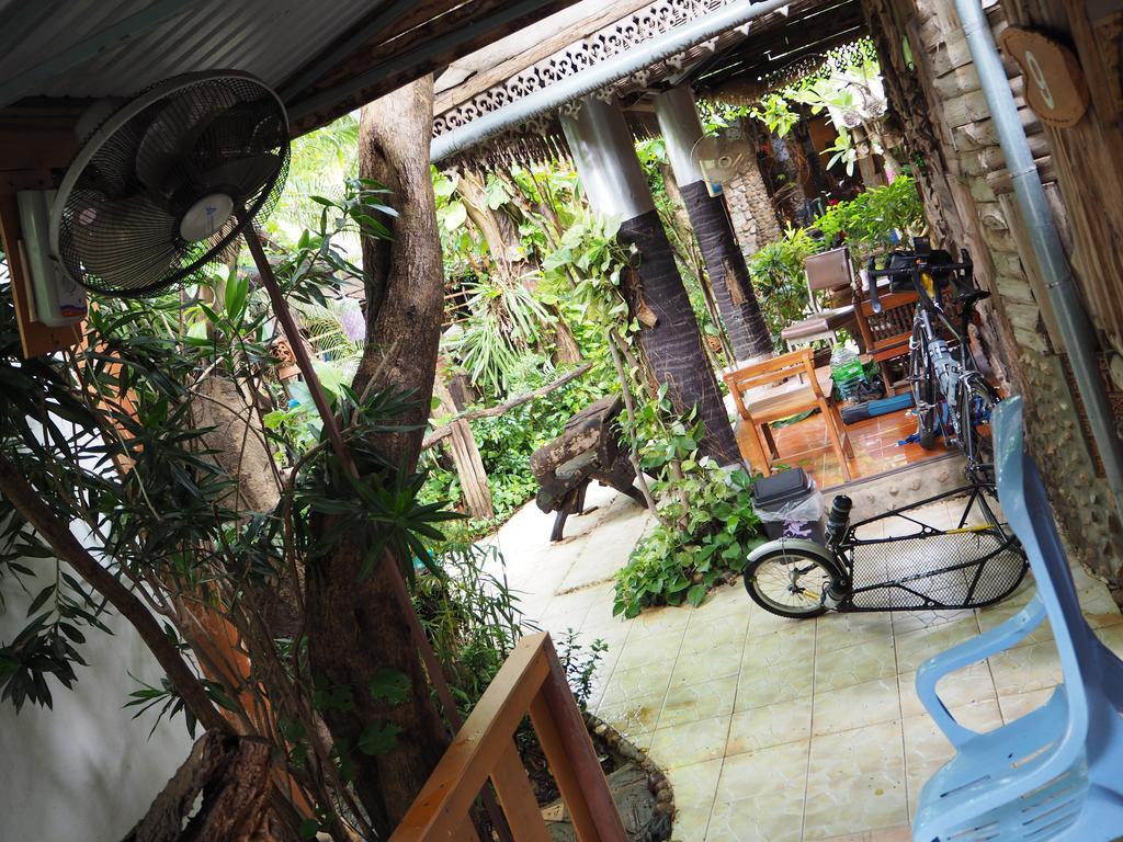 Three J Guesthouse Kamphaeng Phet Exteriör bild