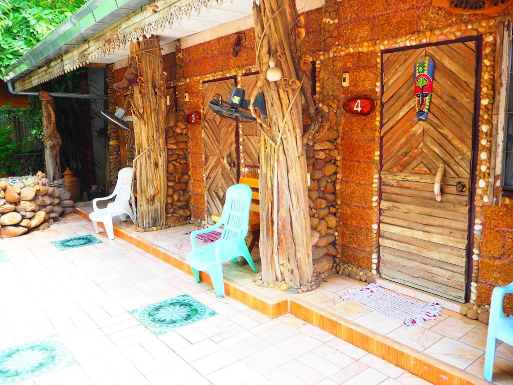 Three J Guesthouse Kamphaeng Phet Exteriör bild
