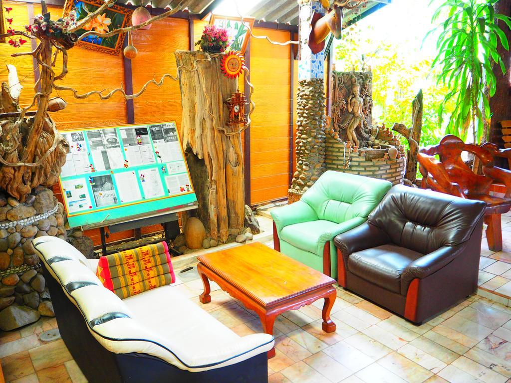 Three J Guesthouse Kamphaeng Phet Exteriör bild